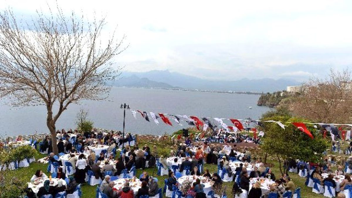 Muratpaşa Belediyesi 600 Yaşlıyı Yemekte Buluşturdu