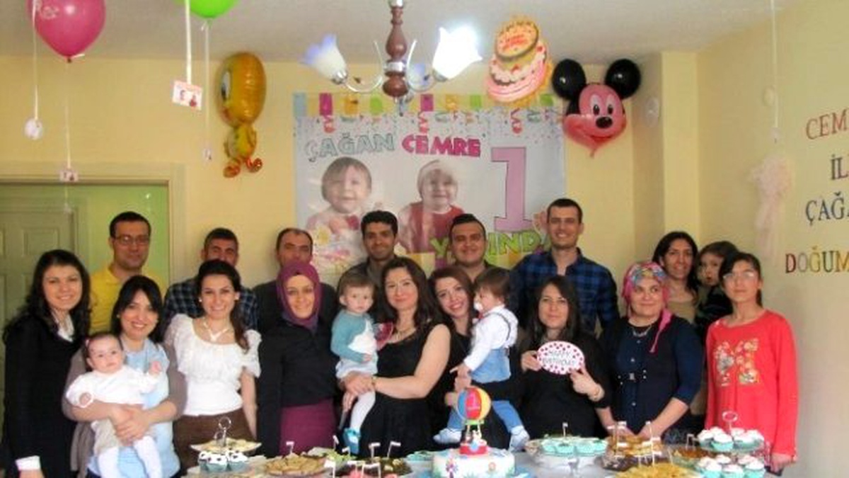 Öğretmen Eşler Çanakkale Zaferi ve Şehitleri Anma Gününde İkiz Çocuklarının Doğum Gününü Kutladılar