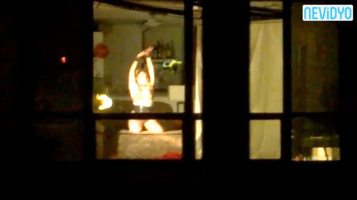 Perdeleri Açıp Striptiz Yaptı! (+18)