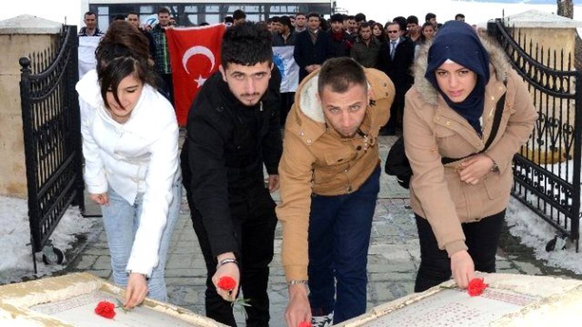 Sarıkamış\'ta Öğrenciler Çanakkale Şehitleri İçin Yürüdü