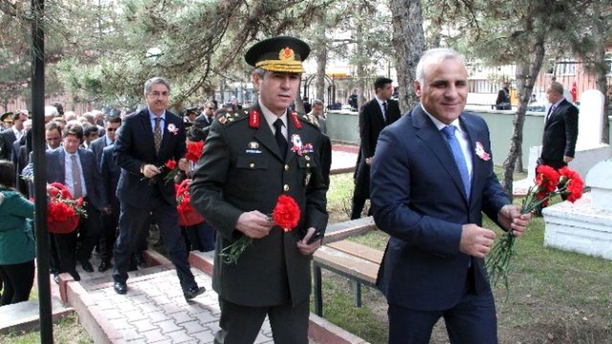 Şehitler İçin Dua Edilip, Karanfil Bırakıldı