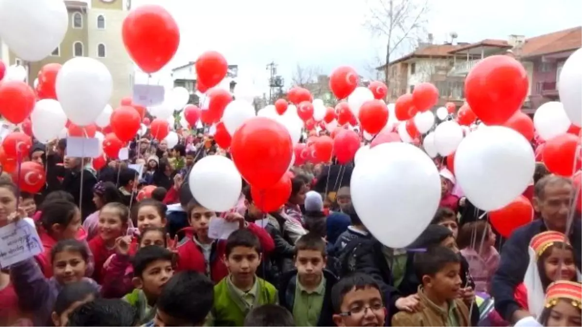 Şehitler İçin Gökyüzüne Şiir ve Resimlerle Dolu Yüzlerce Balon Bıraktılar