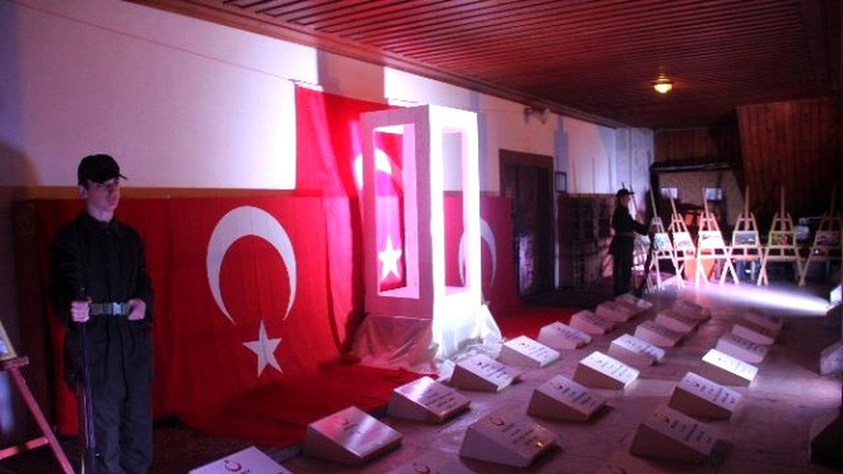 Sinop\'ta Cami Avlusunda Çanakkale Minyatürü