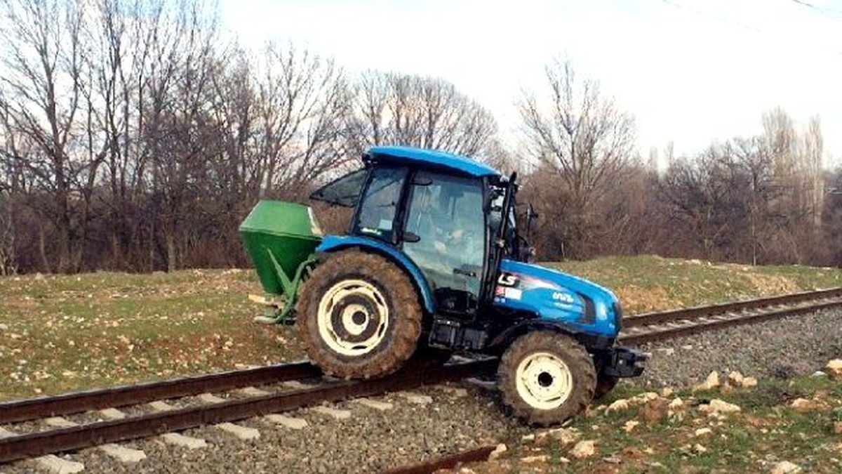 Tren Yolunu İşte Böyle Geçiyorlar