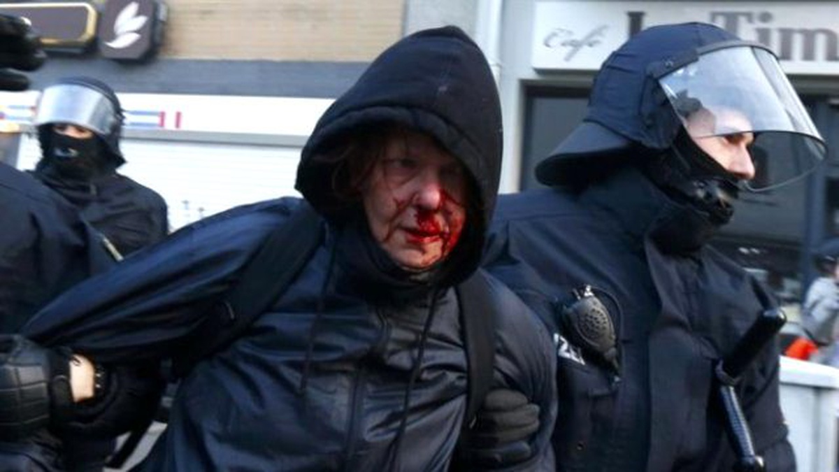 Alman Polisi Göstericilerin Canını Okudu