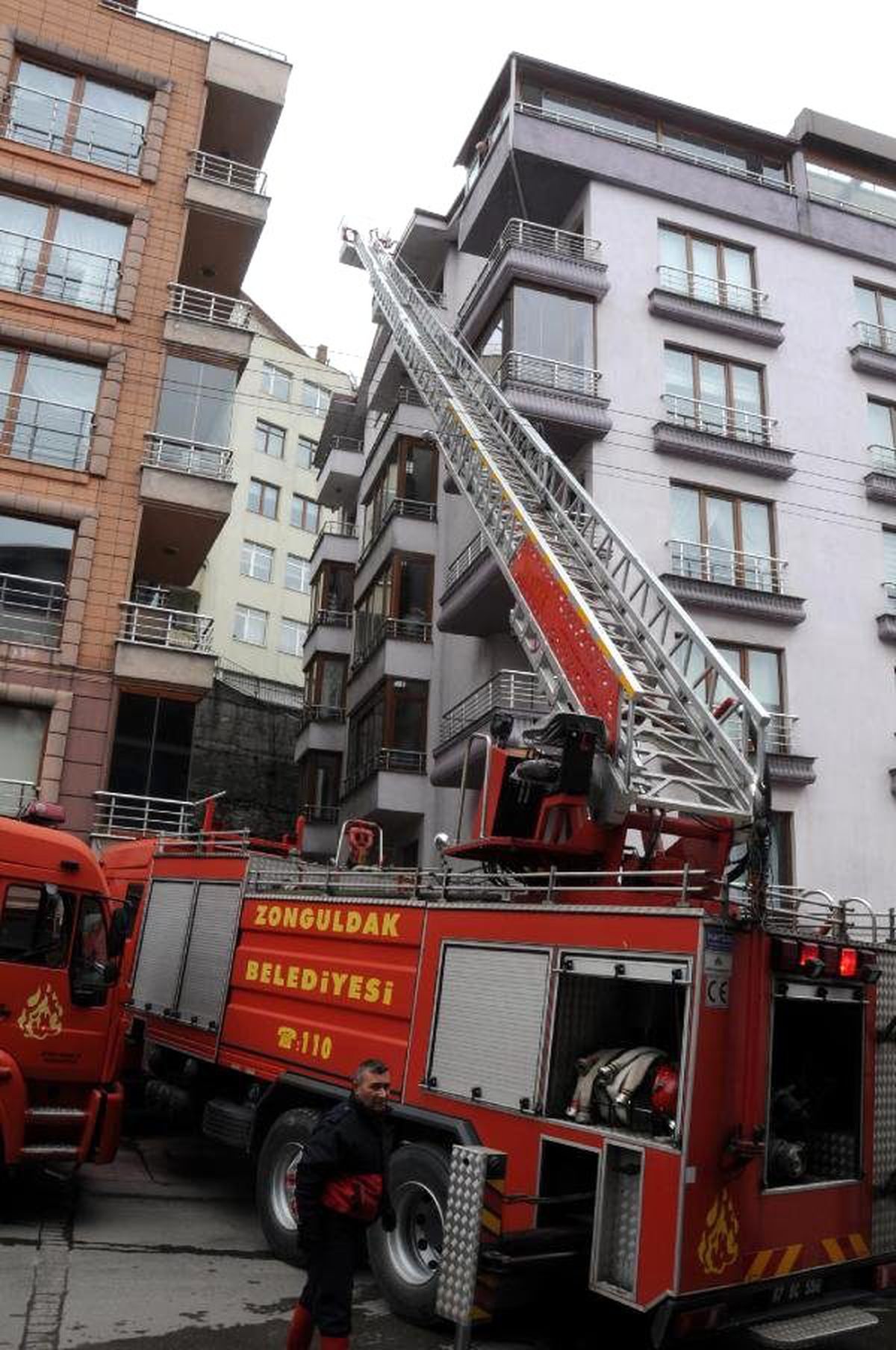 5 Katlı Apartmanda Çatı Yangını