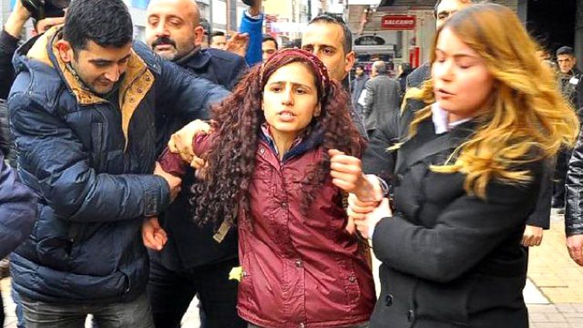 AK Parti Binasına Yumurta Atan 3 Öğrenci Serbest
