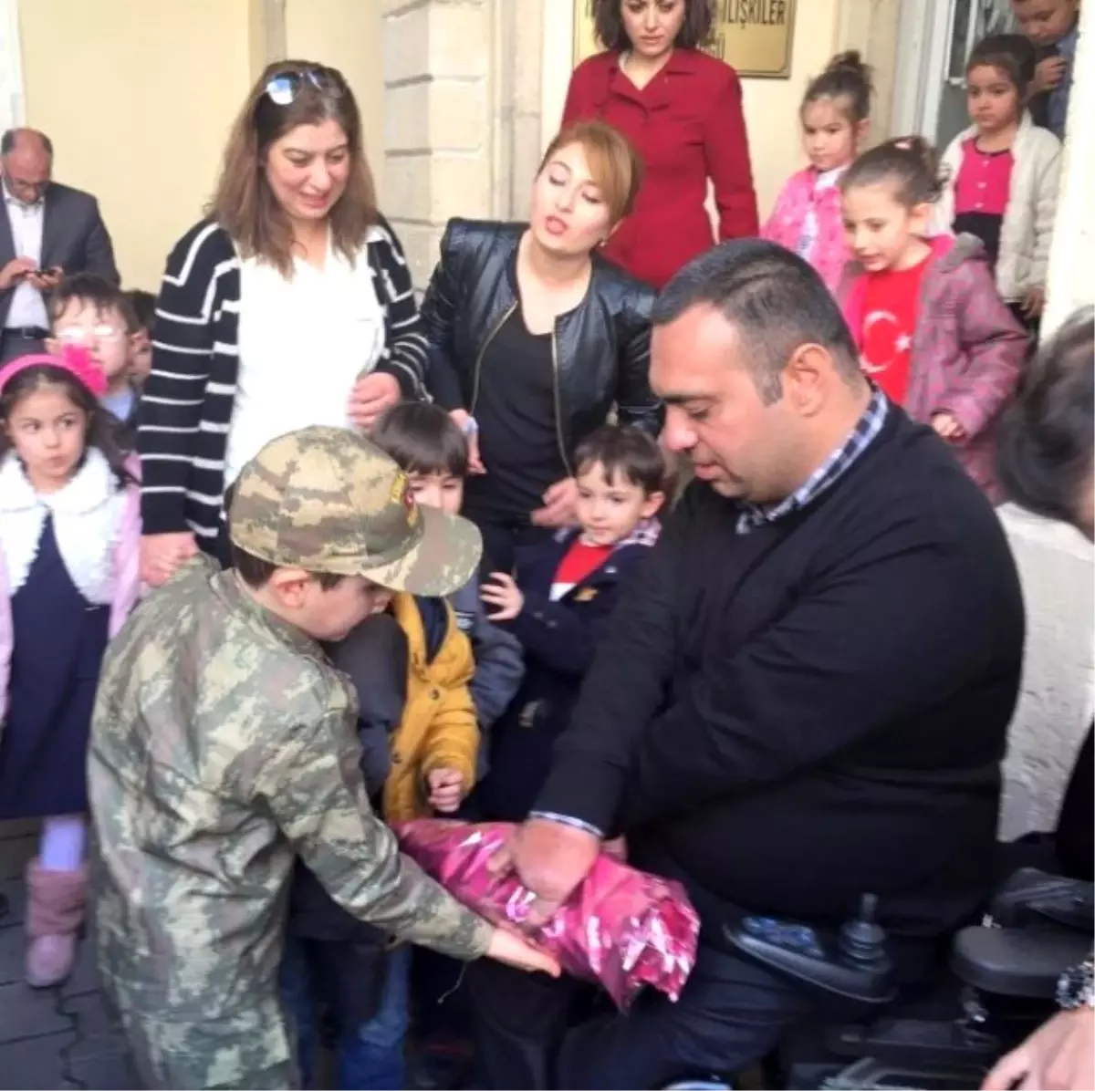 Ak Partili Baran, Şehitler Gününde Çocukları Sevindirdi