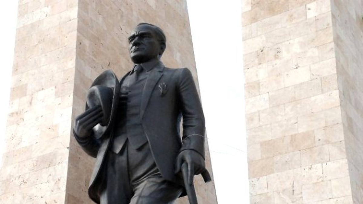 Atatürk, Didim\'de 9 Aydır Kolundan Telle Bağlı