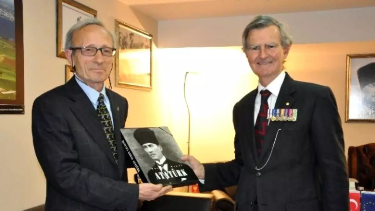 Avusturyalı Tarihçi Atatürk\'ün Karşısında Asker Selamı Verdi