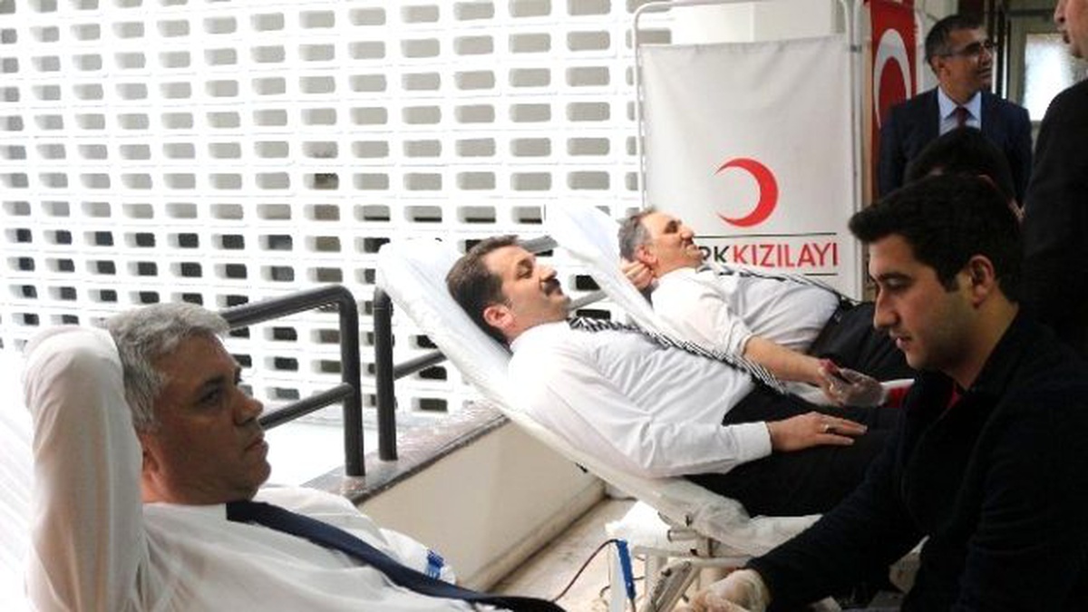 Başaralı ve Kemik\'ten Kızılay\'a Kan Bağışı
