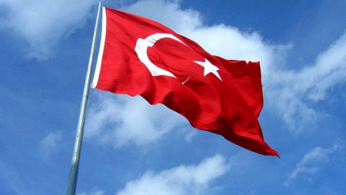Okul Bahçesindeki Türk Bayrağı İndirildi