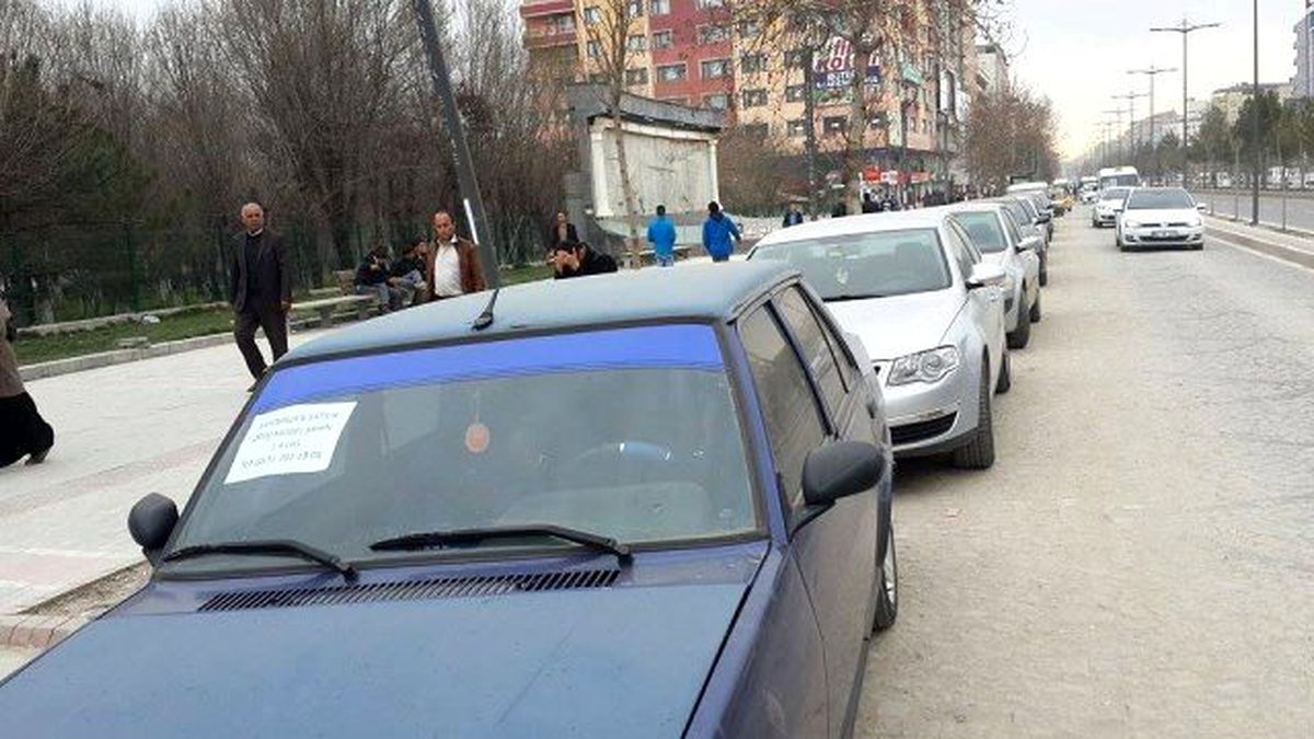 Bulvar ve Park Alanları Açık Oto Pazarına Dönüştü