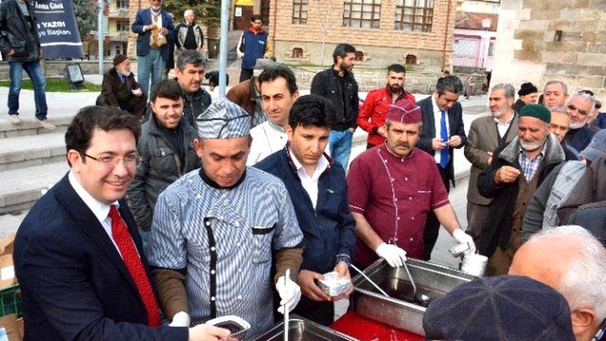 Belediye Şehitler Anısına Üzüm Hoşafı ve Ekmek Dağıttı
