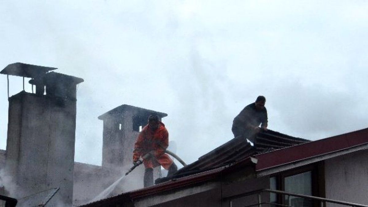 Beş Katlı Apartmanın Çatısı Yandı