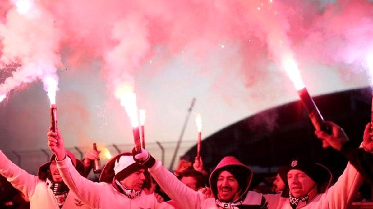 Beşiktaş Taraftarından Meşaleli 112. Yıl Kutlaması
