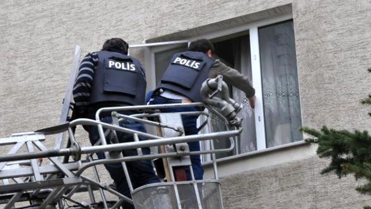 Bıçaklı Şizofren Hastasına Polis Müdahalesi