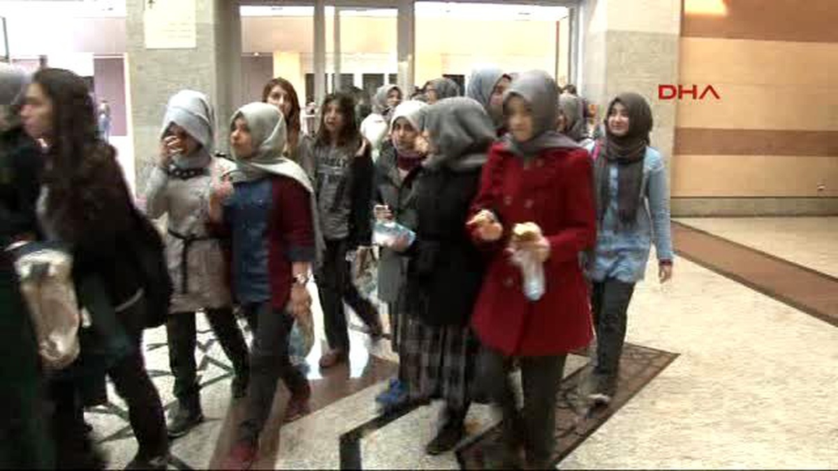 Çanakkale Ruhu ve Gençlik Toplantısının Yapıldığı Kongre Merkezinde Yakışıksız Görüntüler