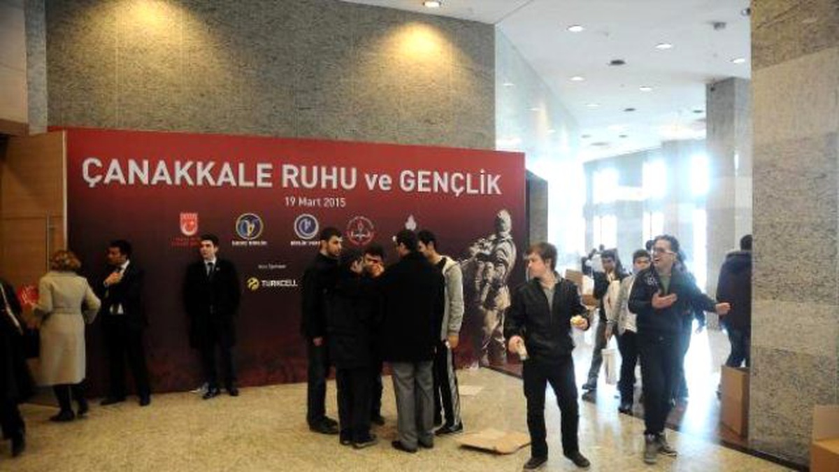 Çanakkale Ruhu ve Gençlik" Toplantısının Yapıldığı Kongre Merkezinde "Yakışıksız" Görüntüler