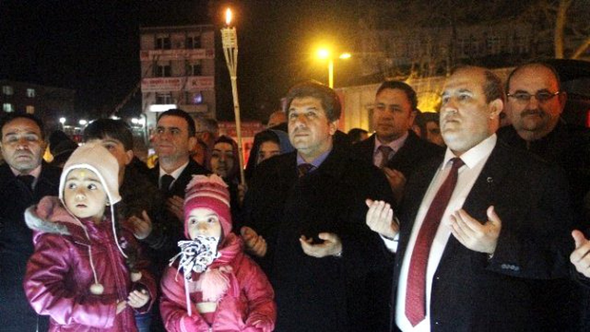 Çanakkale Şehitleri Anısına 3 Bin Kişilik Fener Alayı