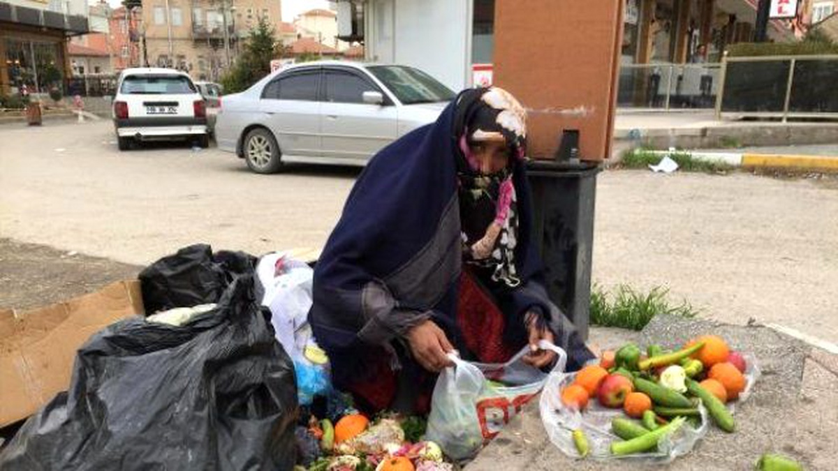 Çocuğu İçin Çöpten Sebze ve Meyve Topluyor