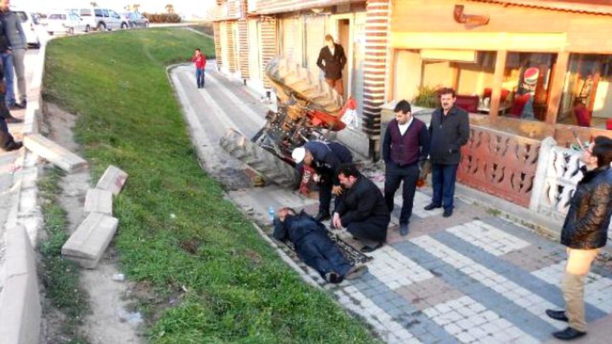 İnegöl\'de Devrilen Traktörün Altında Kalarak Yaralandı