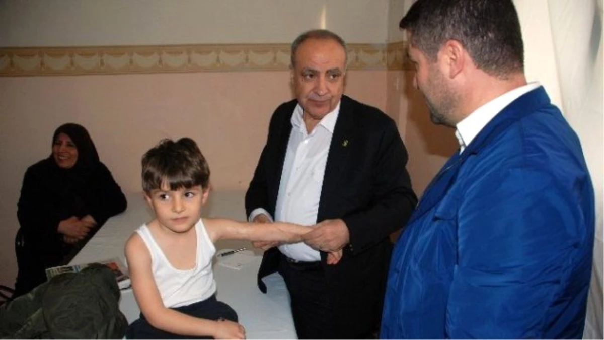 Dr. Nihat Özkan, Seçim Çalışmalarında Hasta Muayenesi Yapıyor