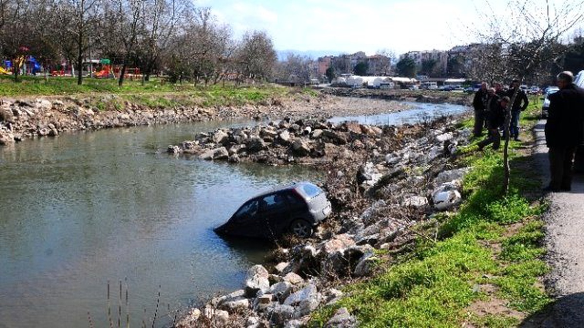 El Frenini Çekmeyi Unuttuğu Otomobilini Derede Buldu