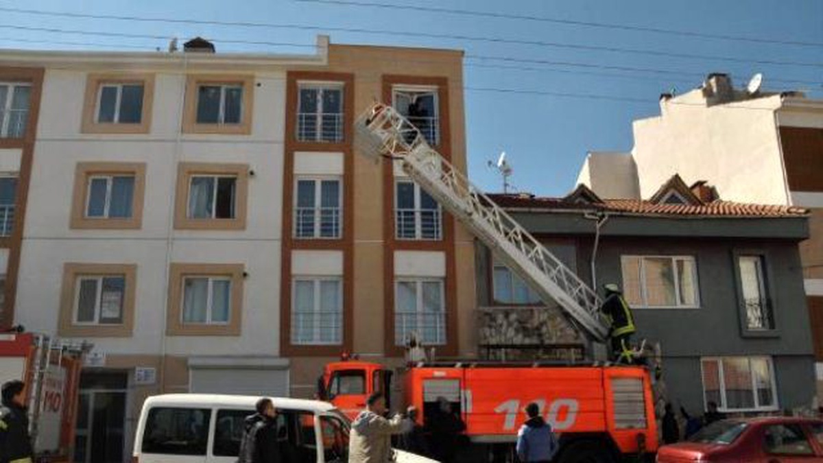 Eskişehir\'de Evde Kilitli Kalan Kız, Pencereye Çıkıp Yardım İstedi