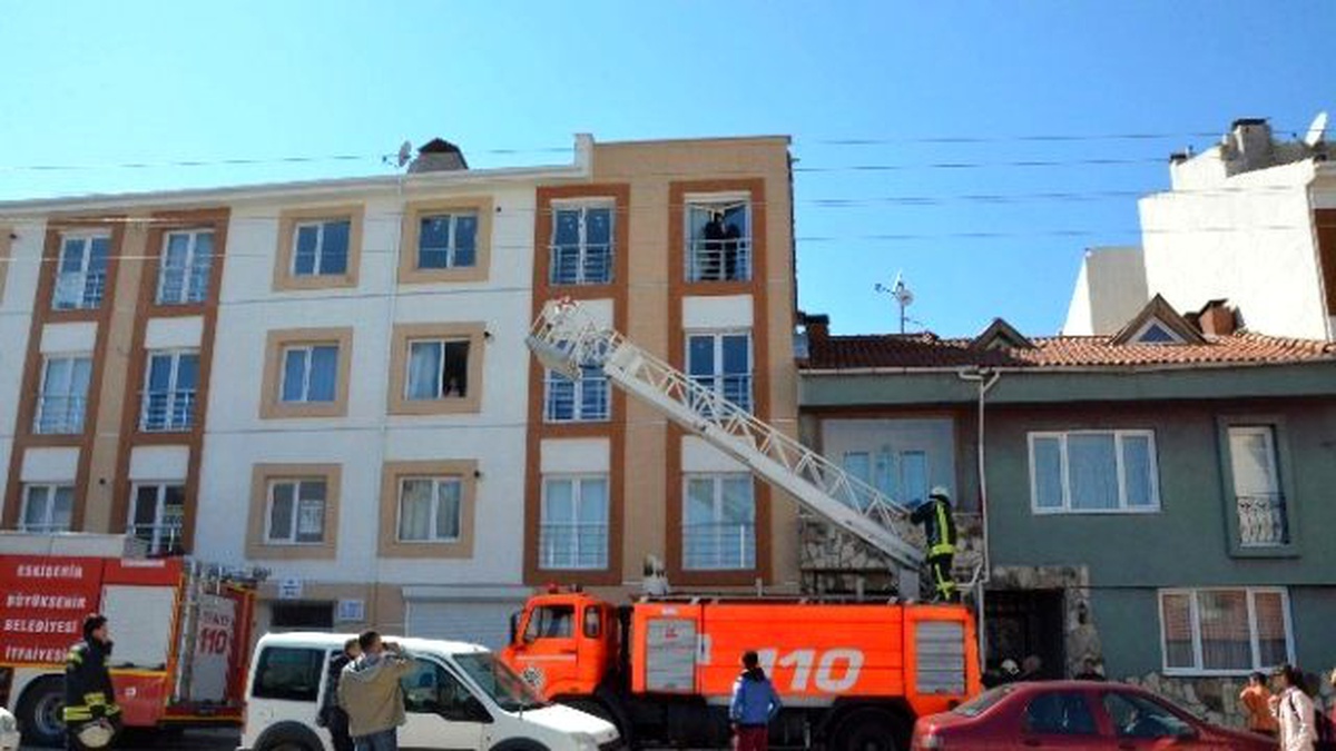 Evde Kilitli Kalan Genç Kızı İtfaiye Kurtardı