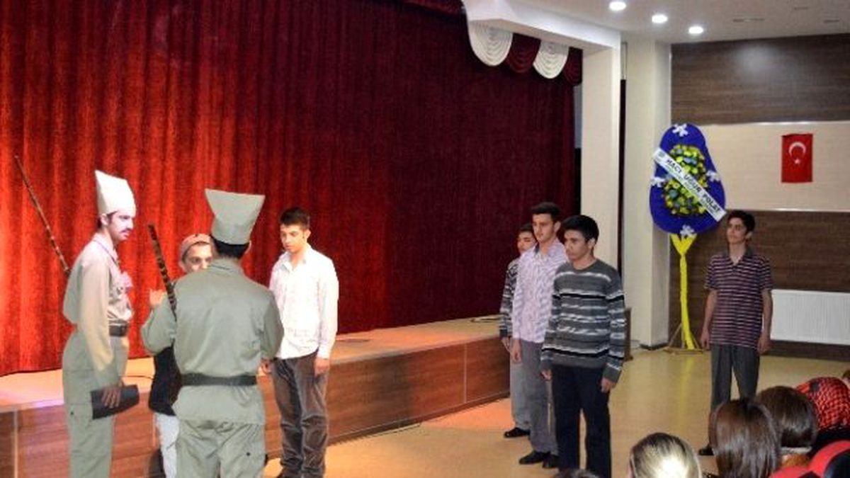 Final Okulları\'nda Çanakkale Zaferi Kutlaması