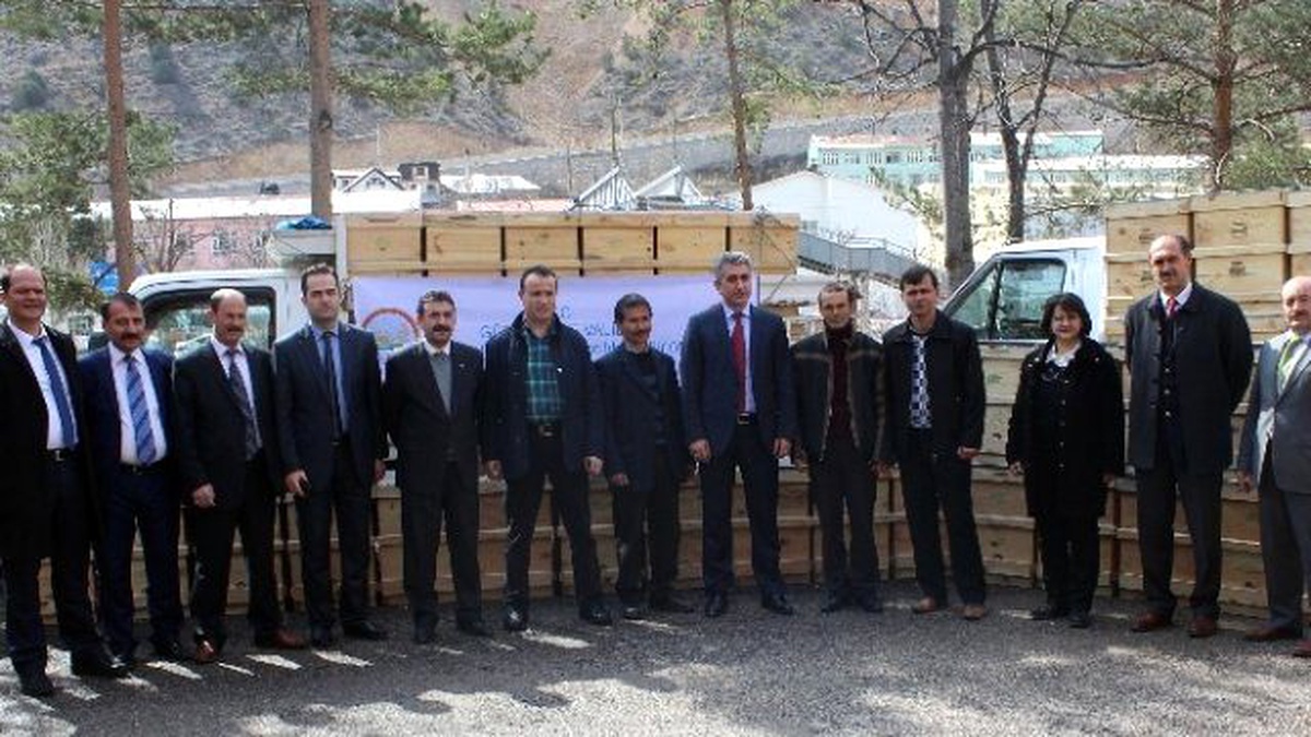 Gümüşhane\'de Arıcılara Organik Kovan ve Balmumu Dağıtıldı