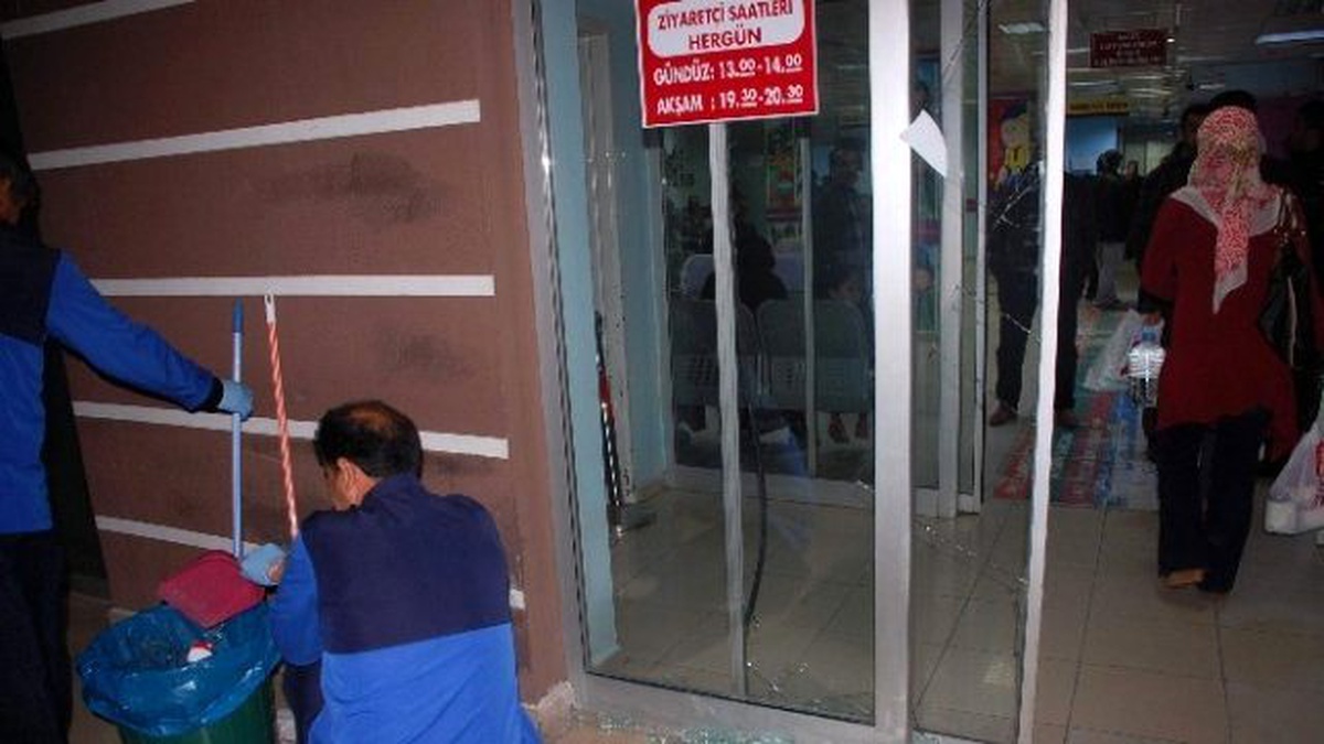 Hasta Yakını, Hastane Camlarını Kırdı