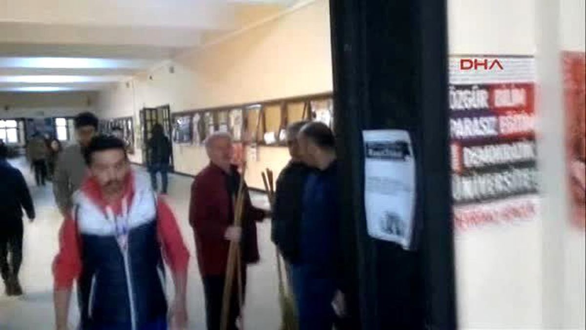 İstanbul Üniversitesi\'nde Pankart Gerginliği