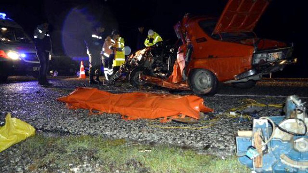 Kamyonet ile Otomobil Kafa Kafaya Çarpıştı: 1 Ölü, 3 Yaralı