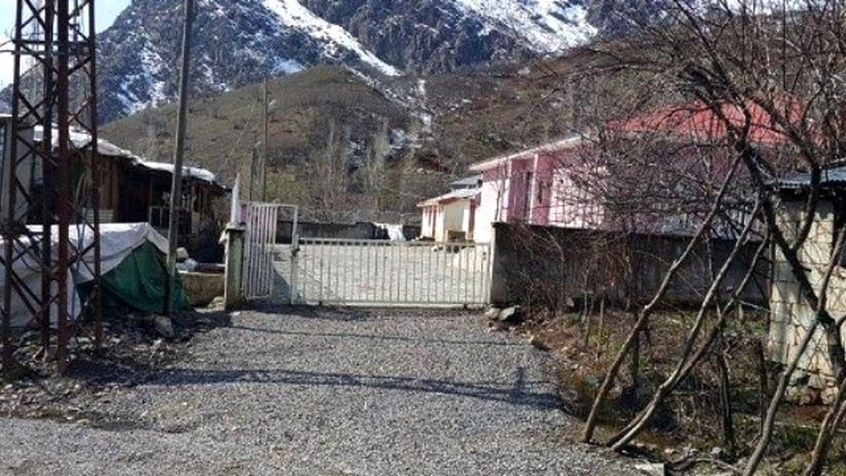 Hakkari\'de Kapağı Olmayan Elektrik Trafosu Tehlike Saçıyor