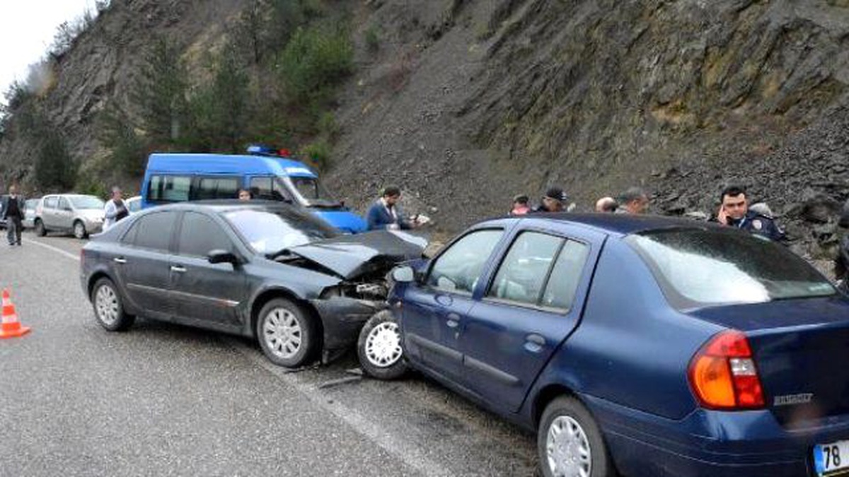 Karabük\'te 2 Otomobil Çarpıştı: 3 Yaralı