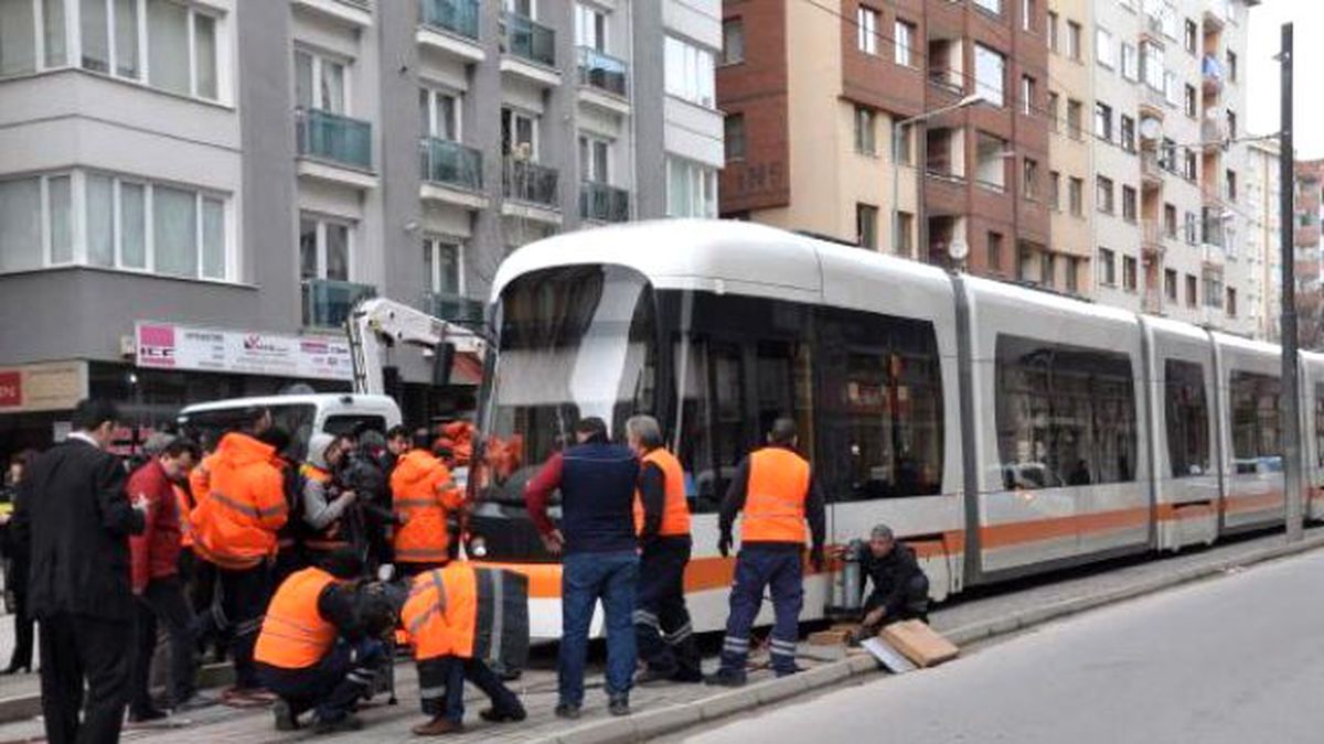 Kendini Tramvayın Önüne Böyle Attı