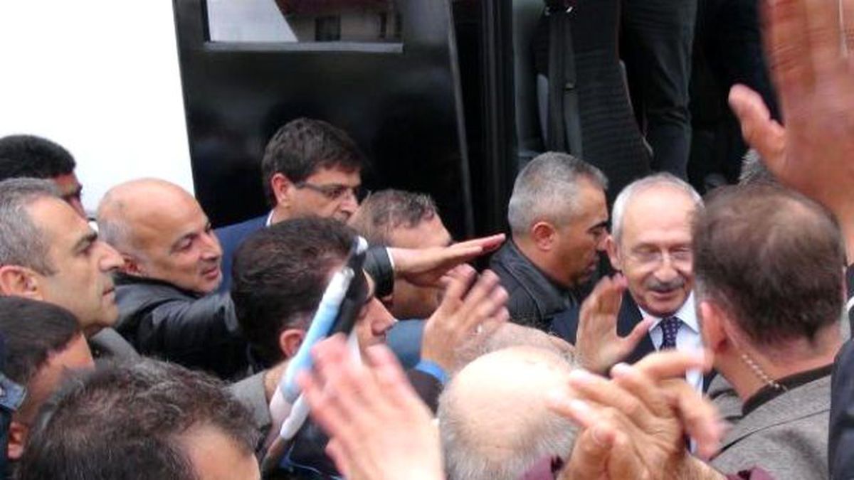 Kılıçdaroğlu, Elazığ\'da Şeyh Ali Septi\'nin Türbesini Ziyaret Edip, Halktan Destek İstedi(3)