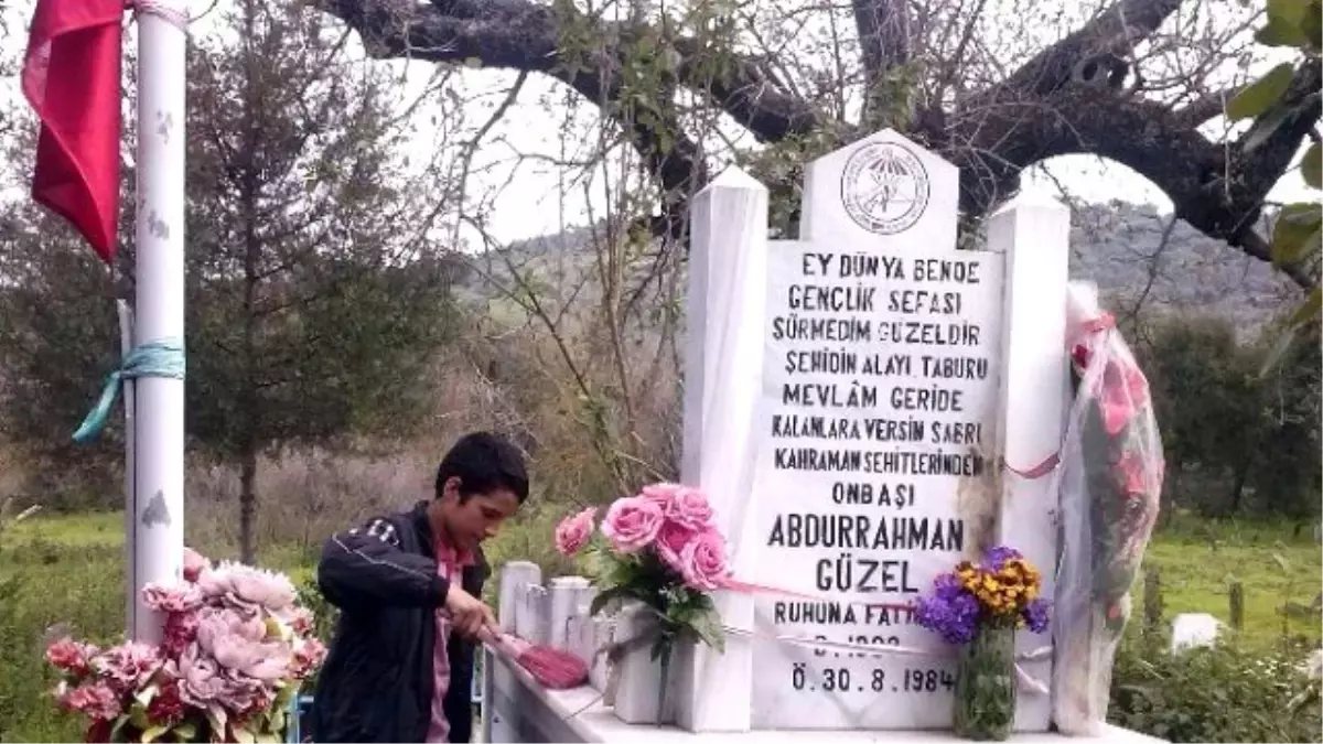 Koçarlılı Öğrencilerden Şehidin Mezarına Anlamlı Ziyaret