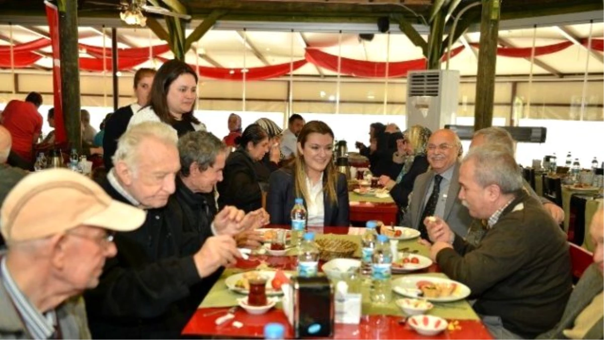 Konyaaltı'nda Yaşlılar Kahvaltıda Buluştu