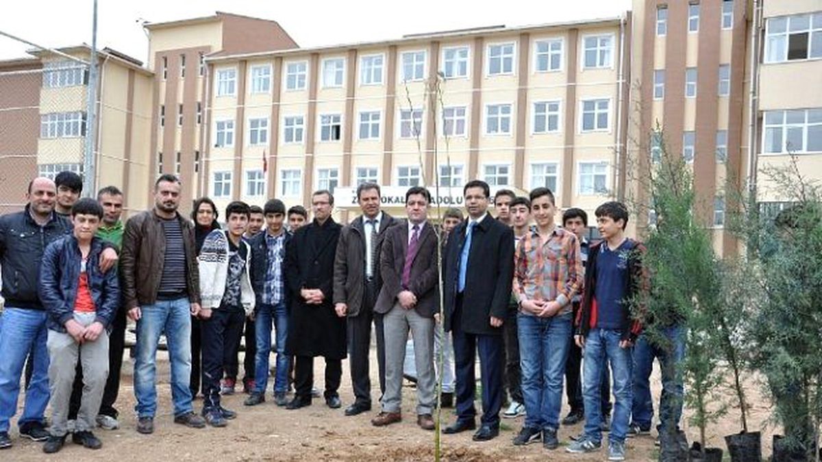 Milli Eğitim Müdürü Çelik Öğrencilerle Fidan Dikti