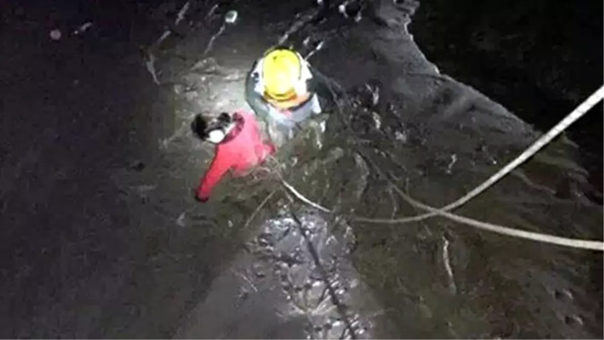 Genç Kızlar Nehre Atlayıp \'Kimi Seviyorsan Onu Kurtar\' Dedi