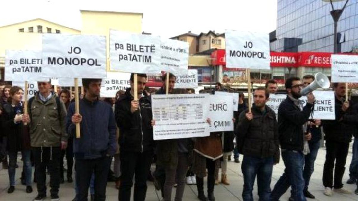 Öğrenciler Otobüs Bilet Fiyatlarını Protesto Etti