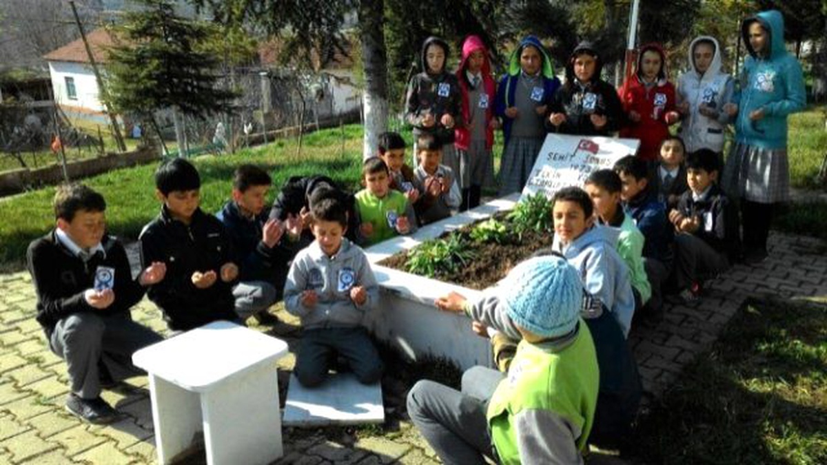 Öğrenciler Şehit Kabrini Ziyaret Etti