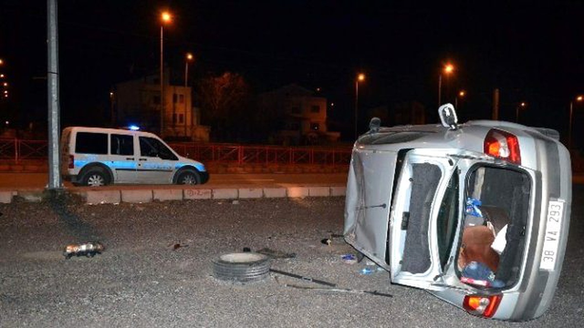 Otomobil Arsaya Uçtu Polis Yaralı Aradı