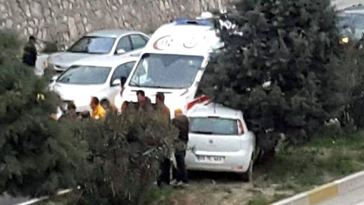 Otomobil Refüje Çıktı: 2 Yaralı