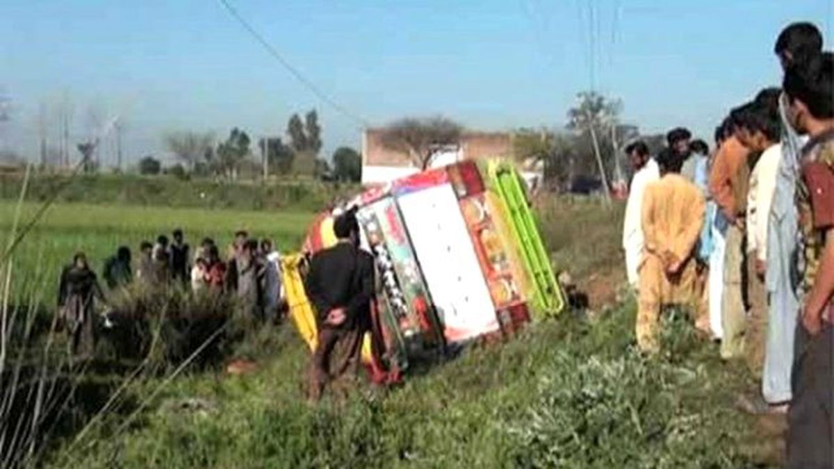 Pakistan\'da Okul Servisi Devrildi: 3 Ölü, 20 Yaralı