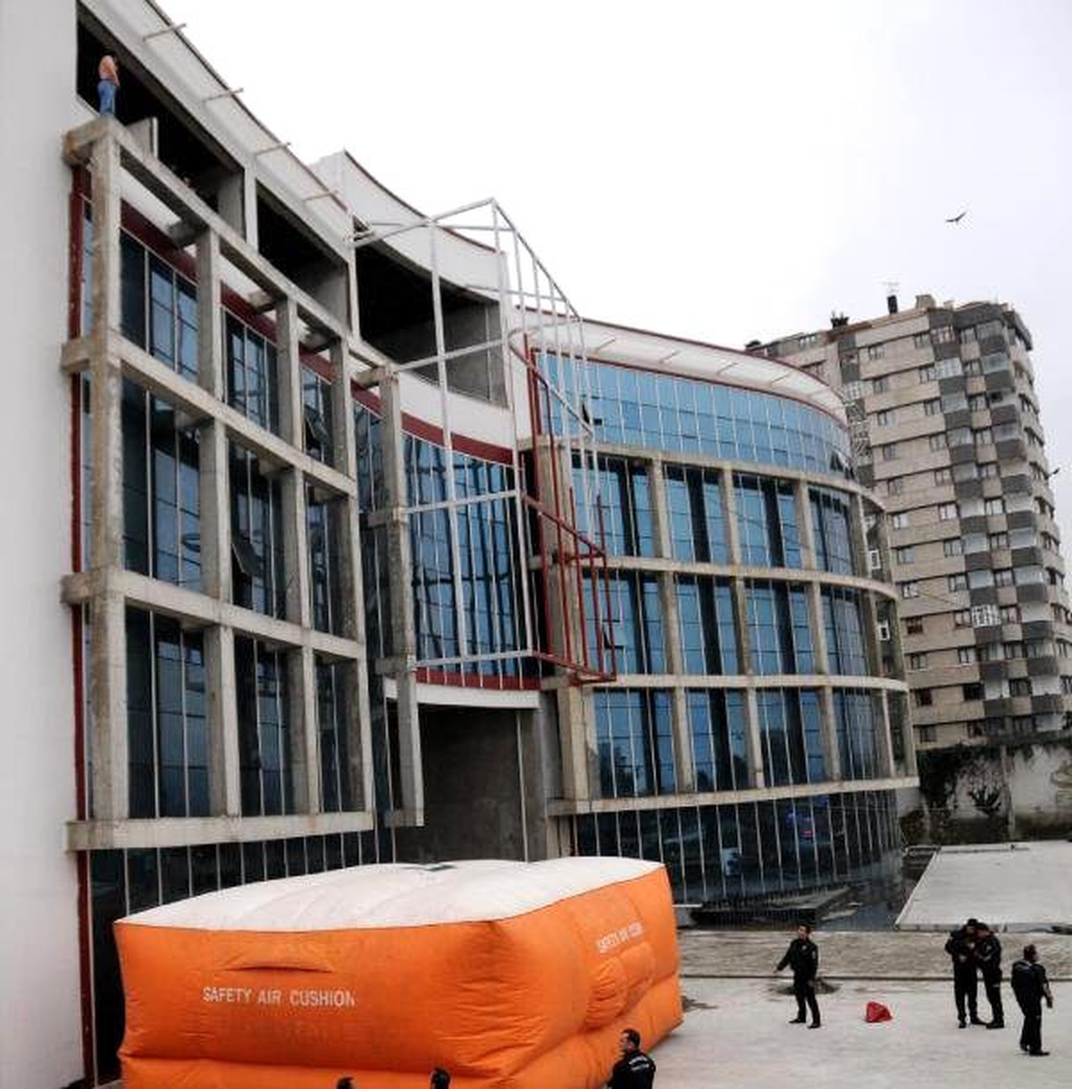 Parasını Alamadı, Soyunup Çalıştığı Hastane İnşaatına Çıktı