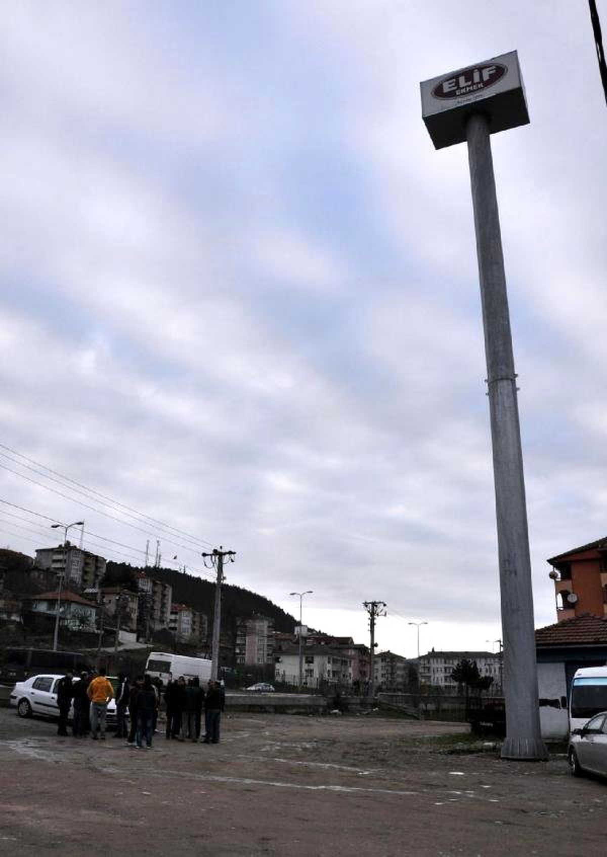 Reklam Tabelası Görünümlü Baz İstasyonunu Mahalleli Engelledi